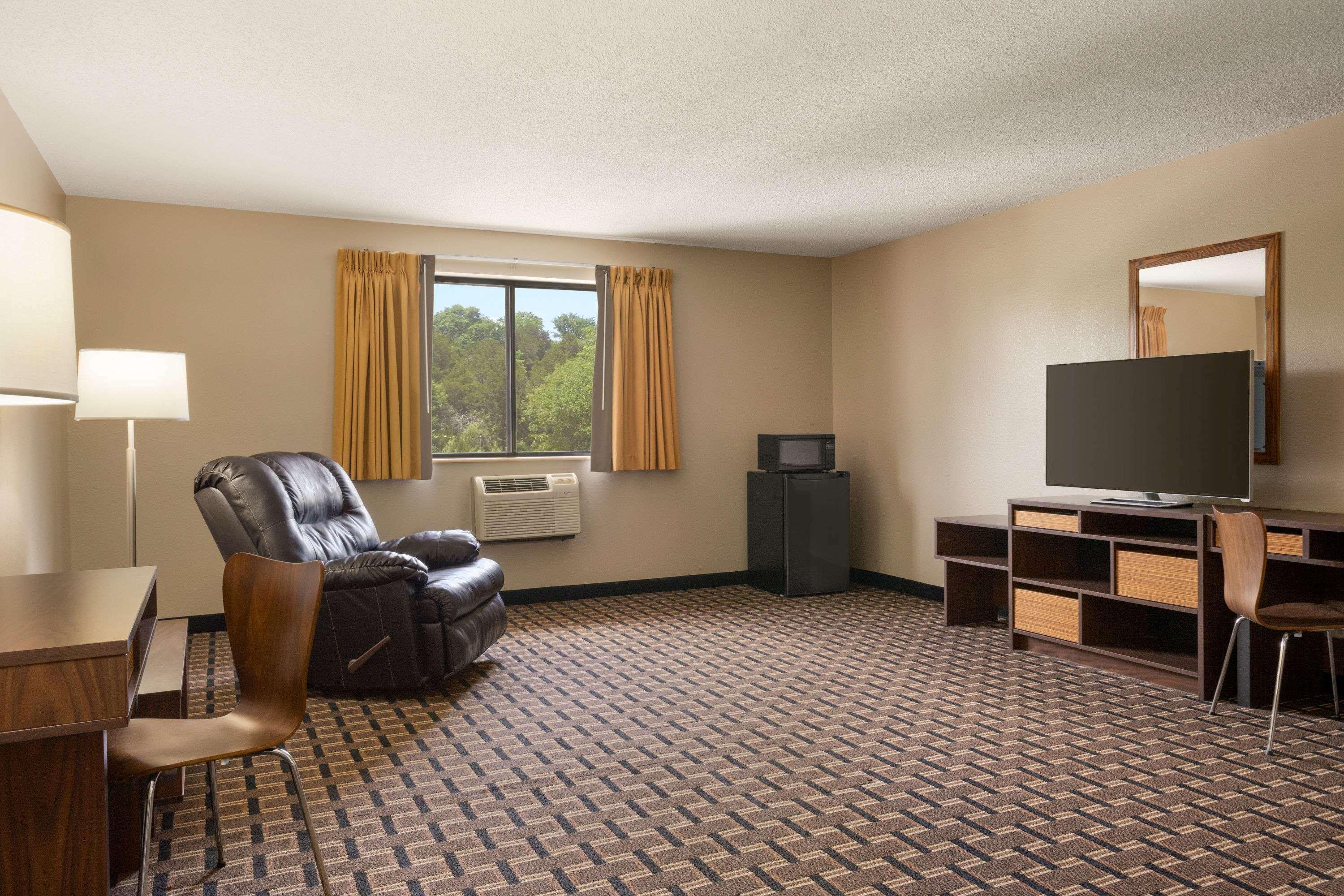 Super 8 By Wyndham Mayfield Exterior photo