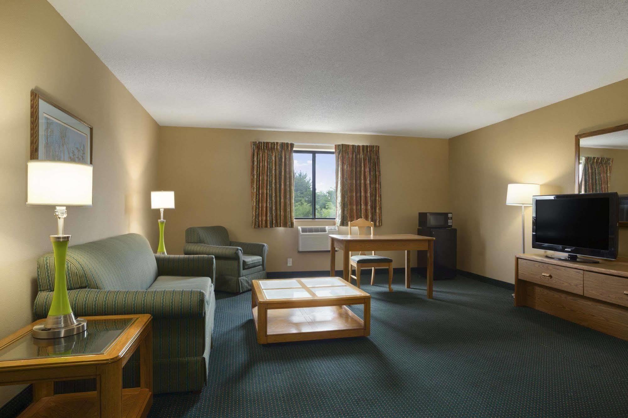 Super 8 By Wyndham Mayfield Exterior photo