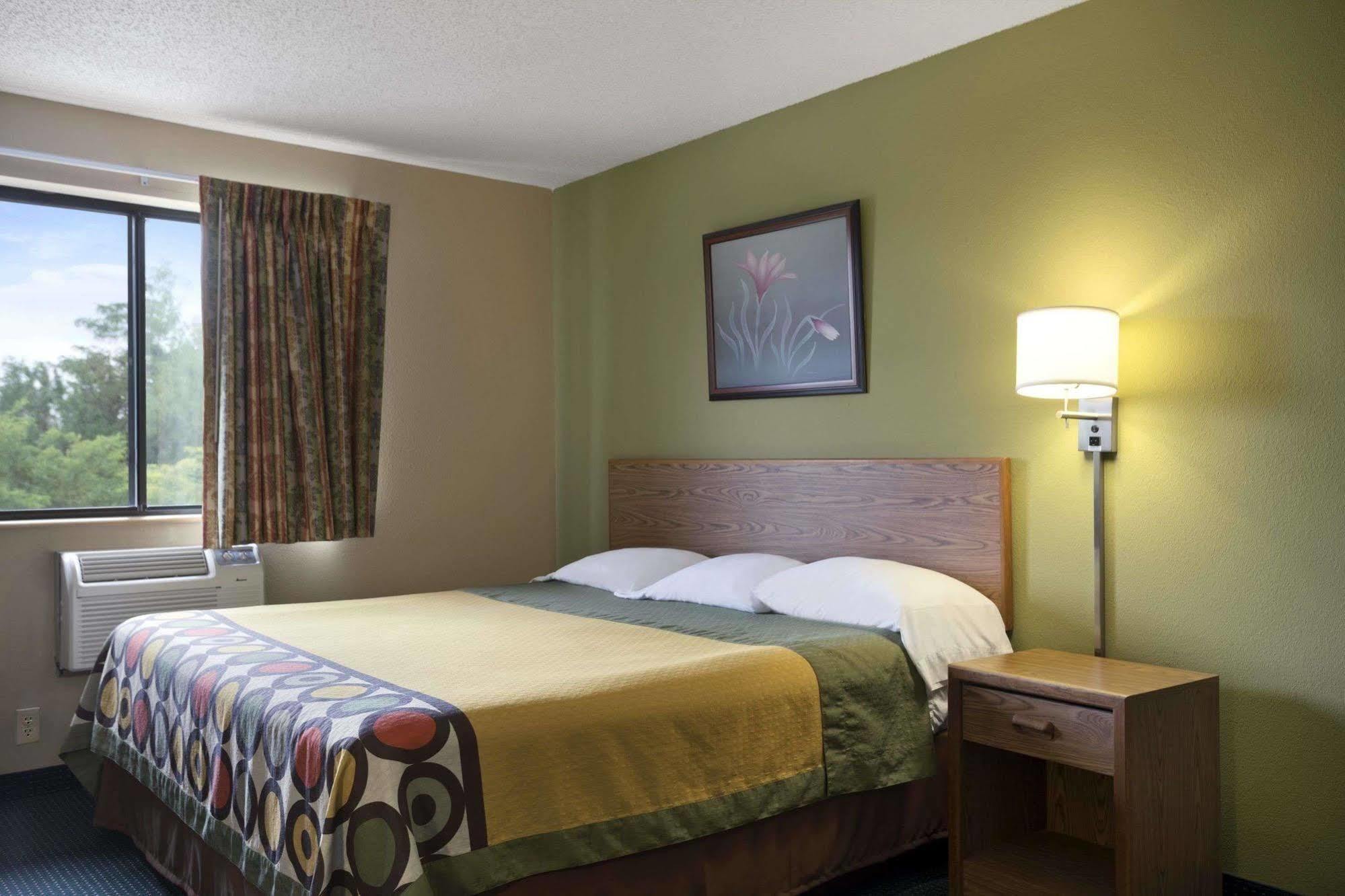 Super 8 By Wyndham Mayfield Exterior photo