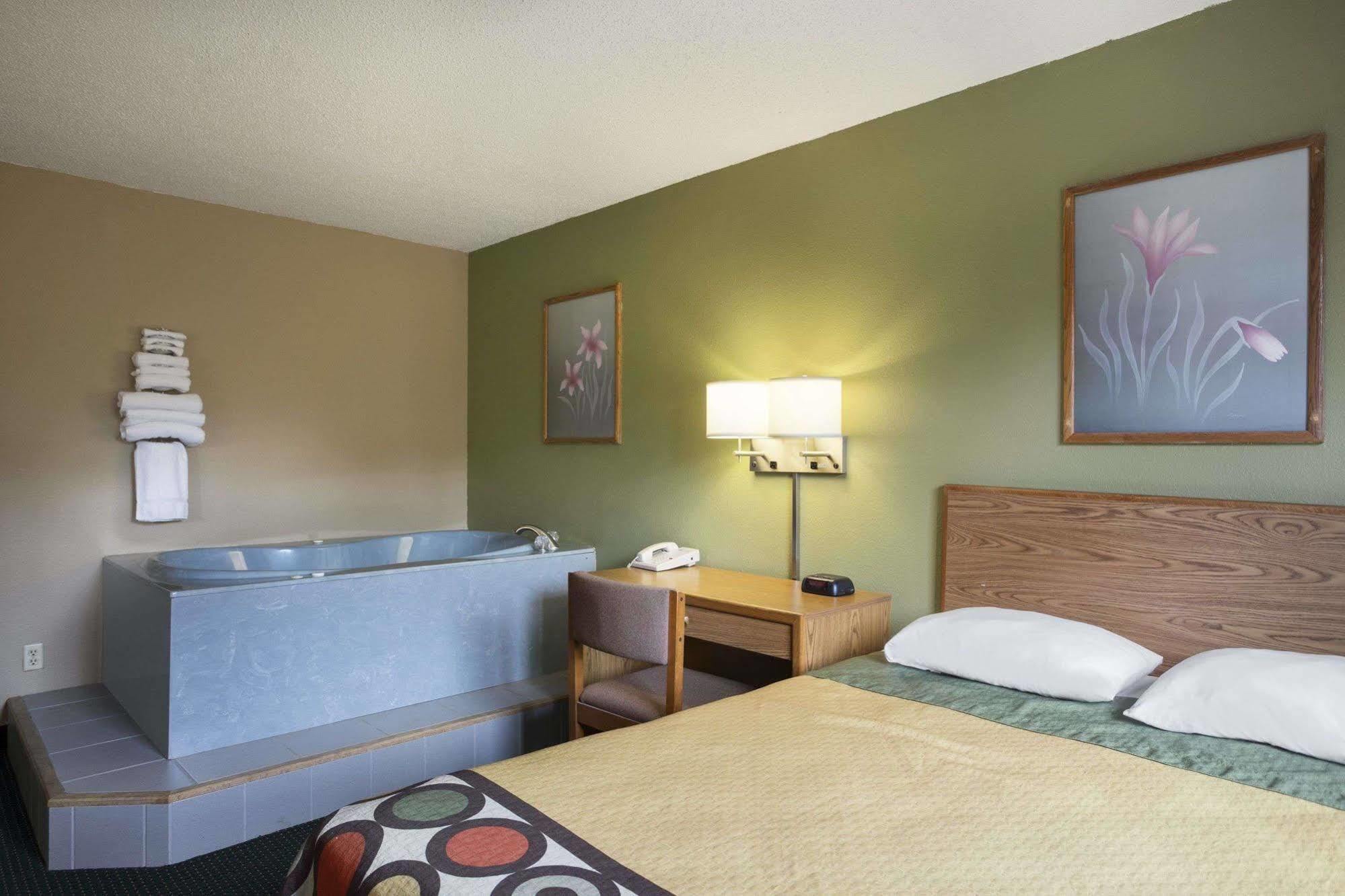 Super 8 By Wyndham Mayfield Exterior photo