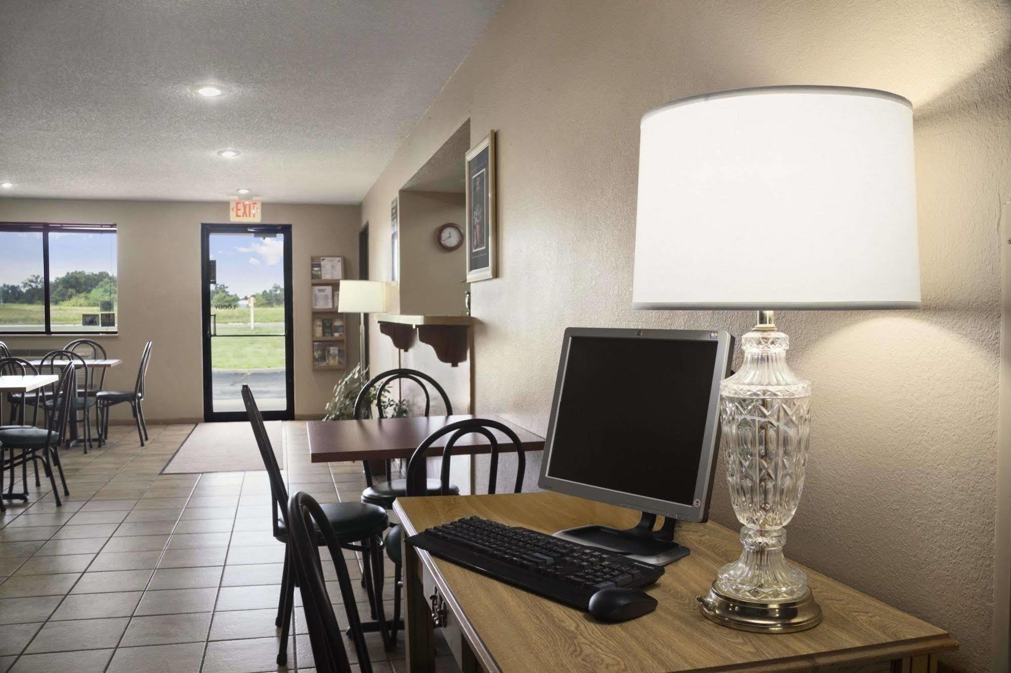 Super 8 By Wyndham Mayfield Exterior photo
